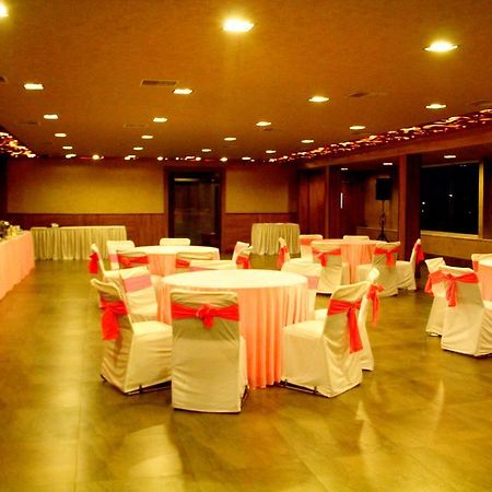​Justa Hyderabad Hotel Buitenkant foto