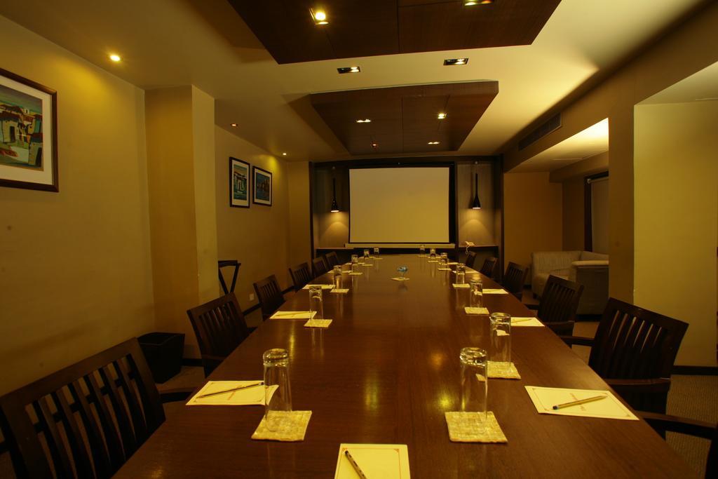 ​Justa Hyderabad Hotel Buitenkant foto