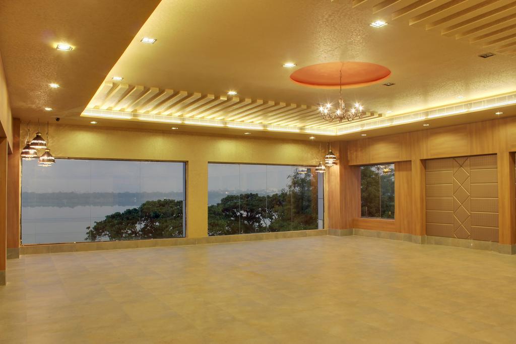 ​Justa Hyderabad Hotel Buitenkant foto