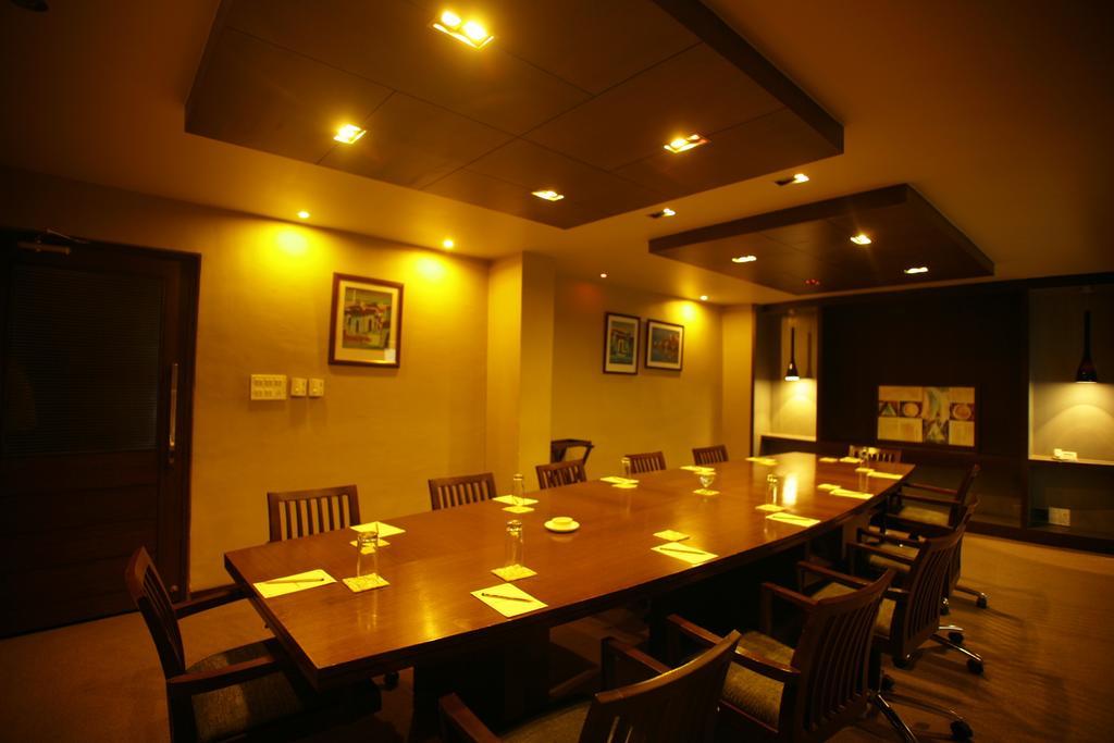 ​Justa Hyderabad Hotel Buitenkant foto