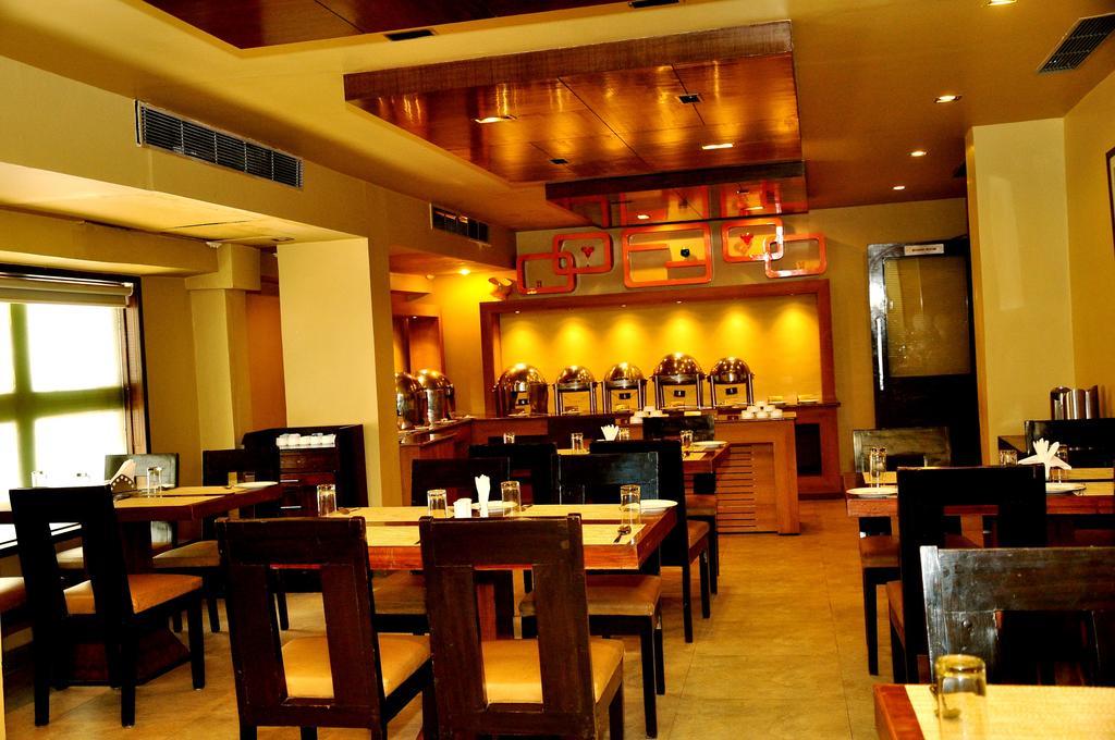​Justa Hyderabad Hotel Buitenkant foto