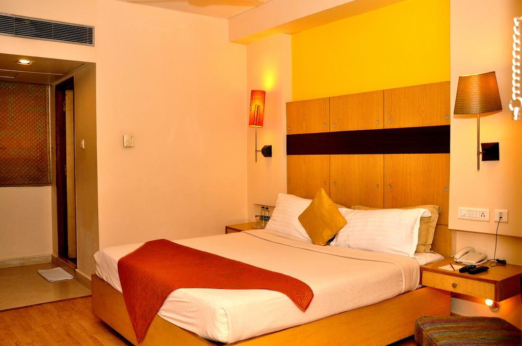 ​Justa Hyderabad Hotel Buitenkant foto