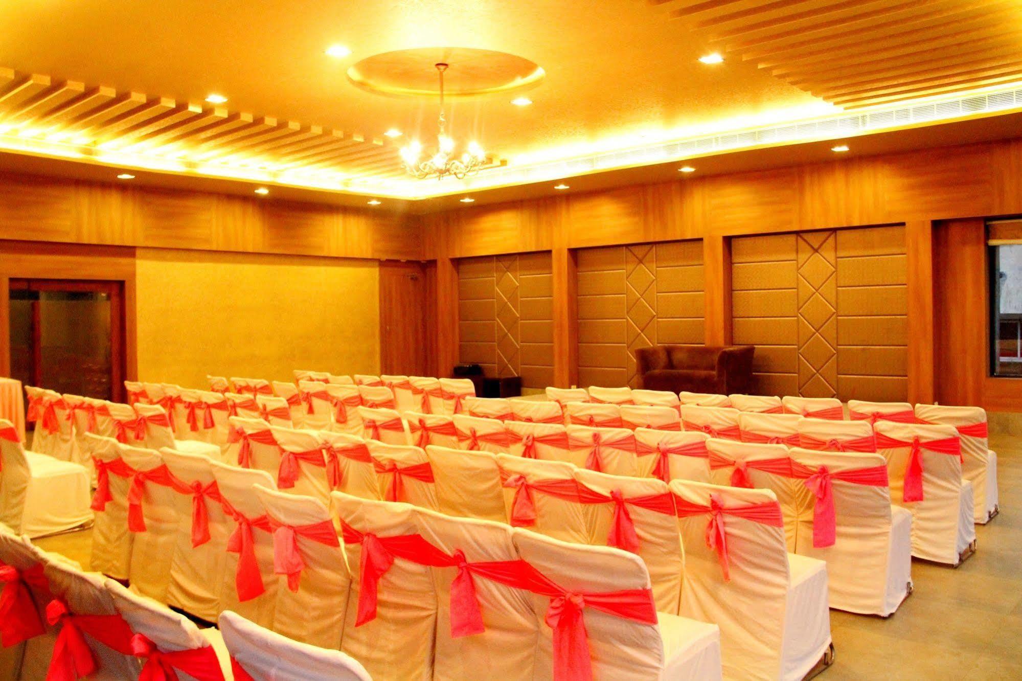 ​Justa Hyderabad Hotel Buitenkant foto