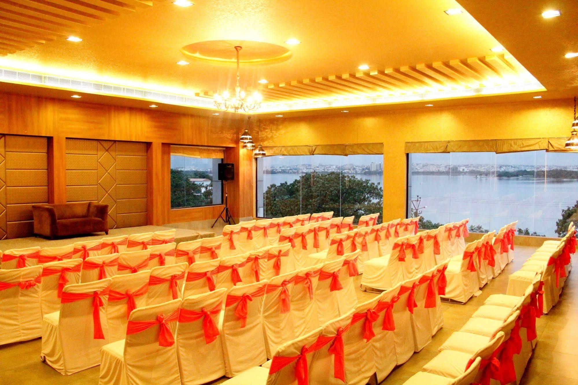 ​Justa Hyderabad Hotel Buitenkant foto