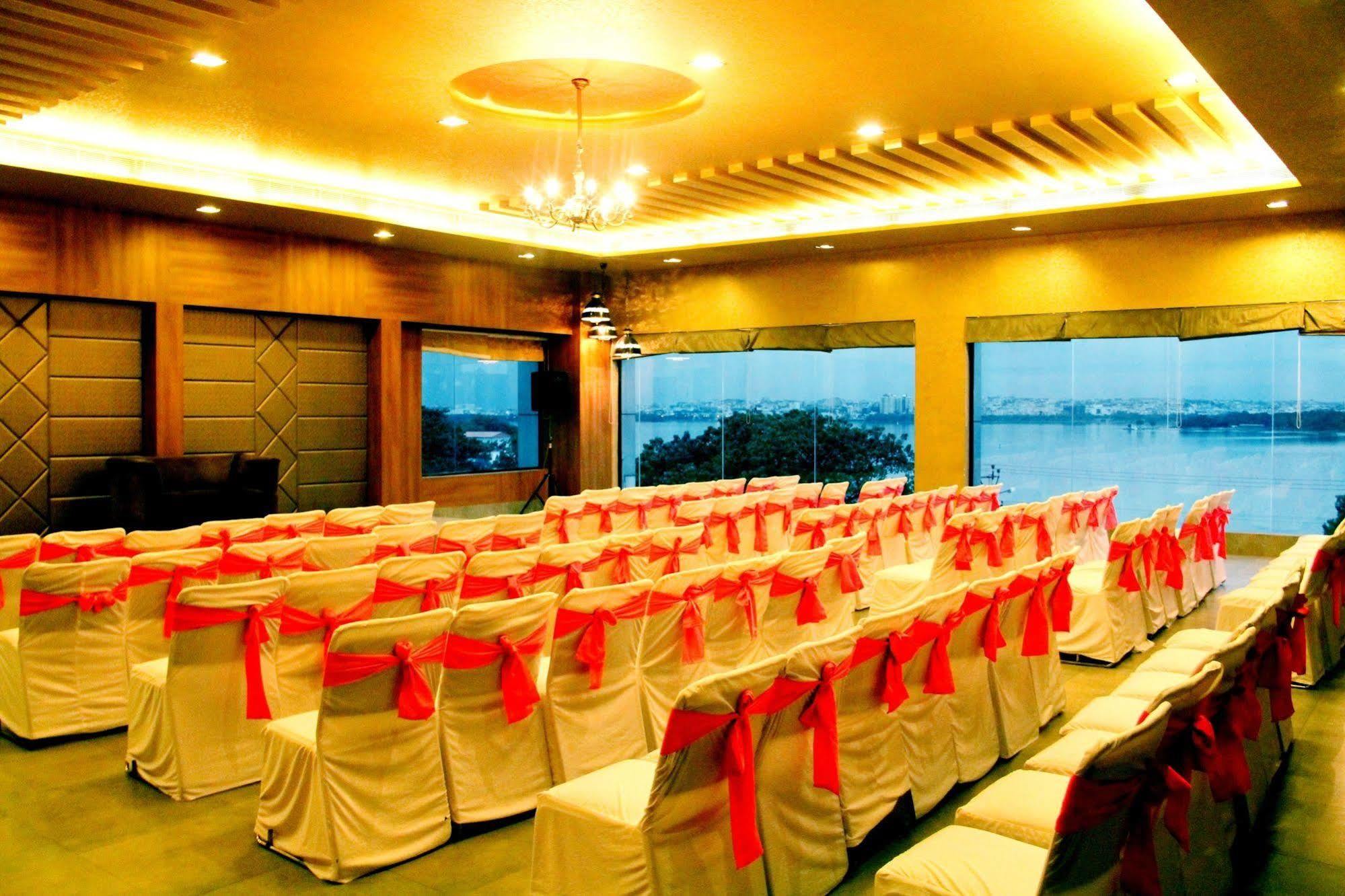 ​Justa Hyderabad Hotel Buitenkant foto