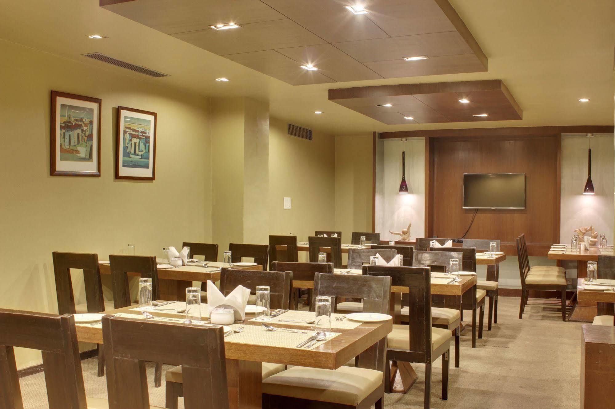 ​Justa Hyderabad Hotel Buitenkant foto