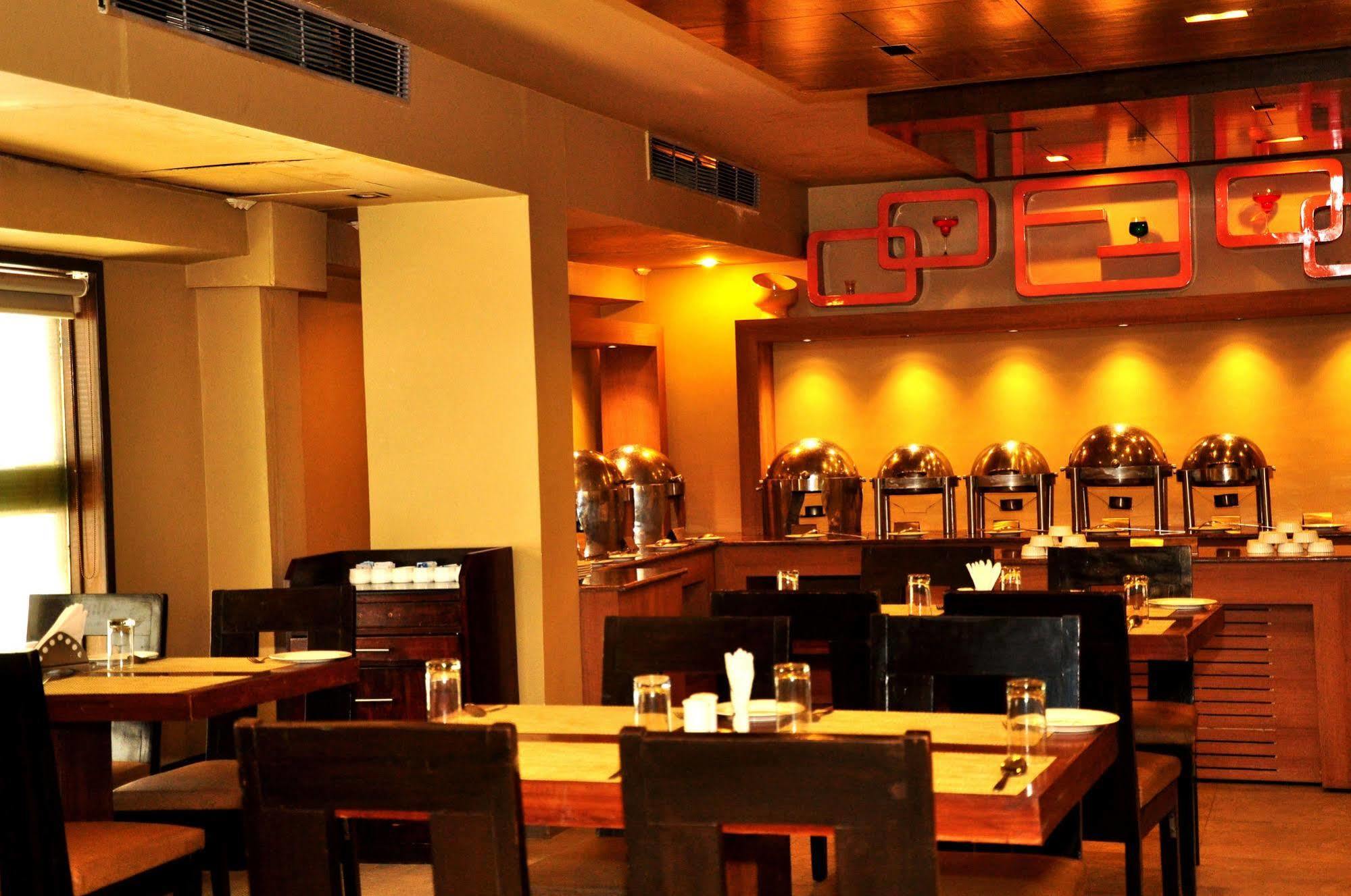 ​Justa Hyderabad Hotel Buitenkant foto