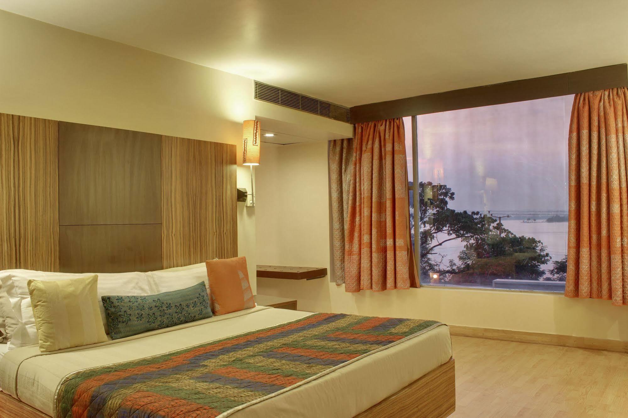 ​Justa Hyderabad Hotel Buitenkant foto