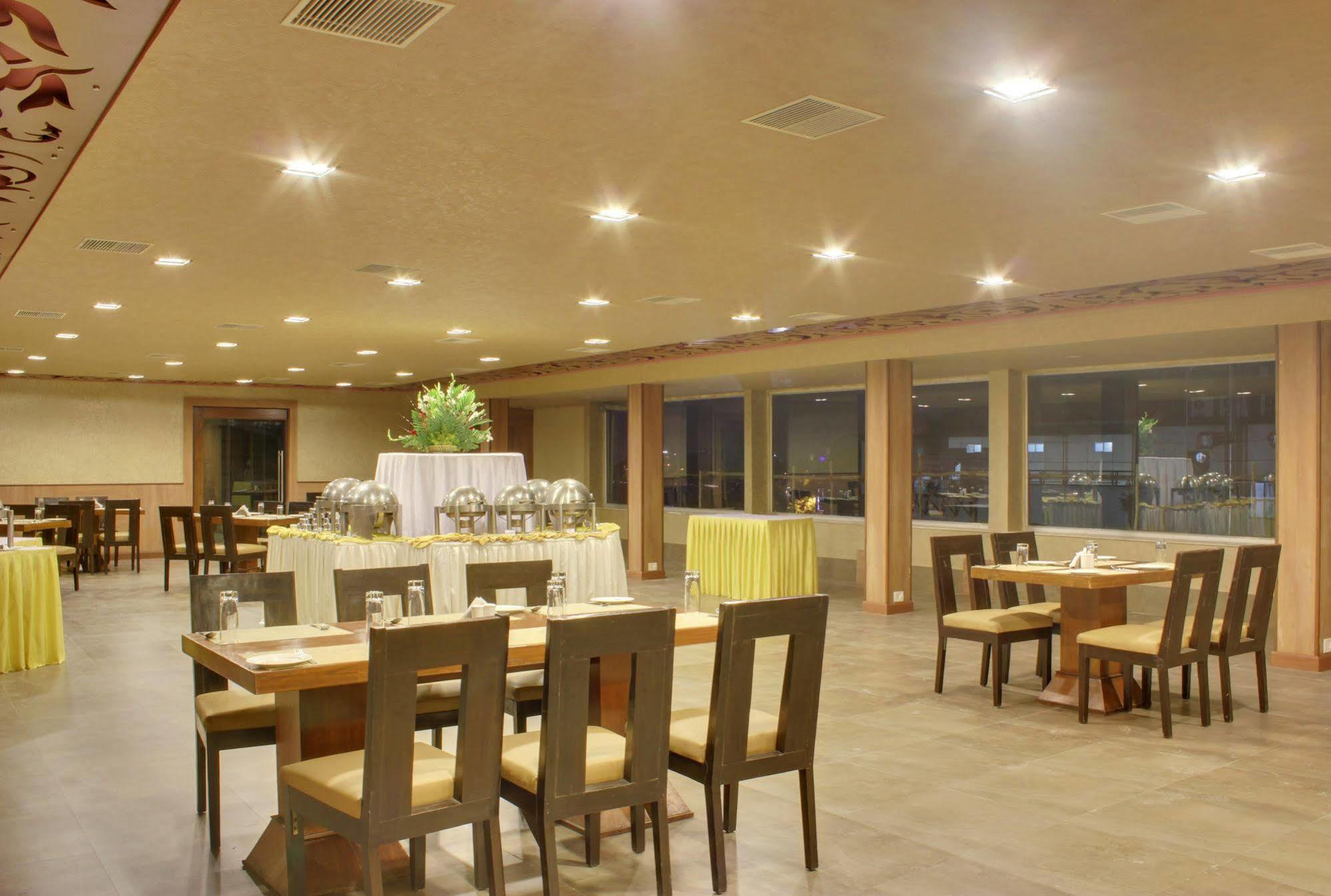 ​Justa Hyderabad Hotel Buitenkant foto