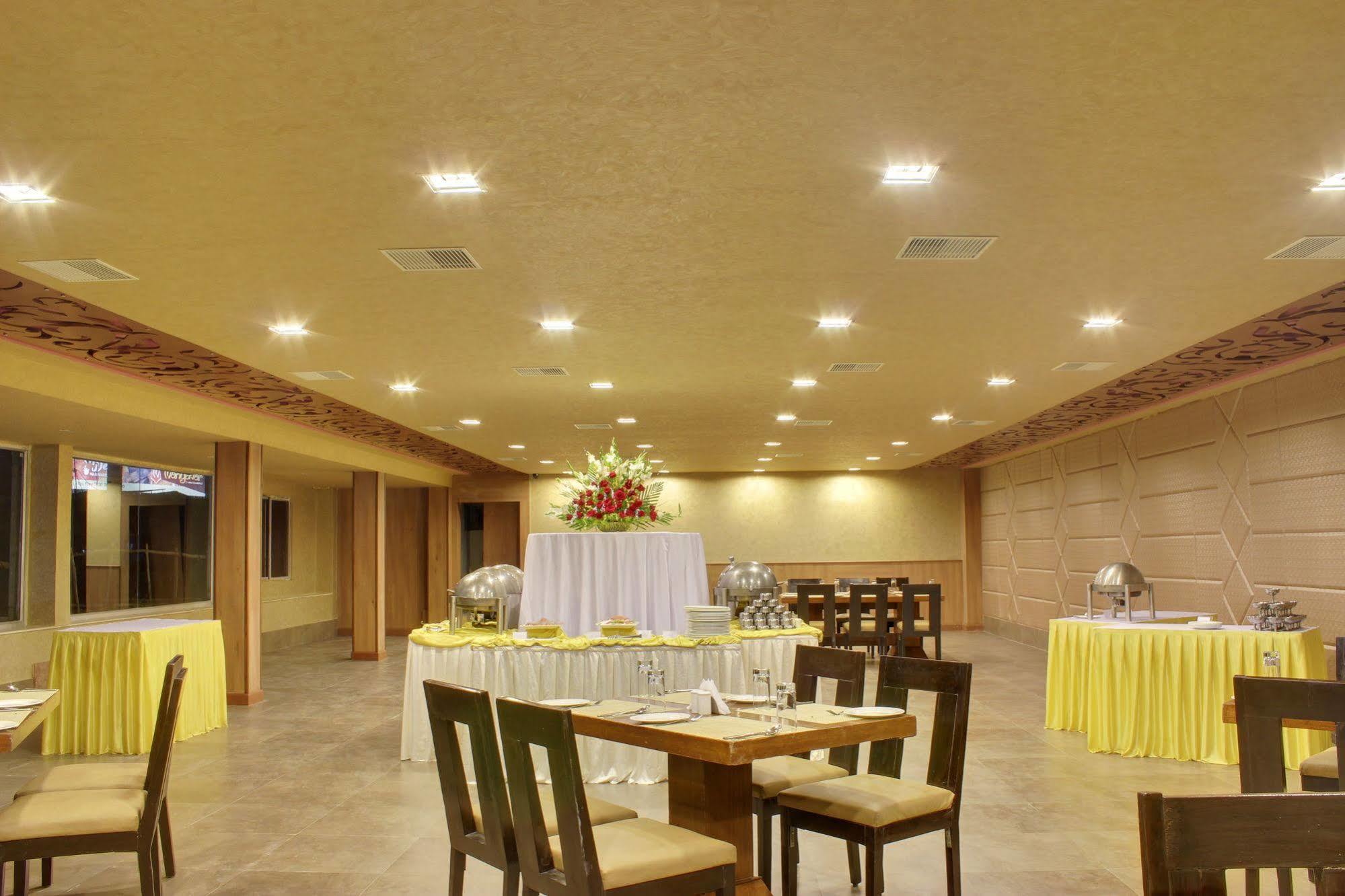 ​Justa Hyderabad Hotel Buitenkant foto