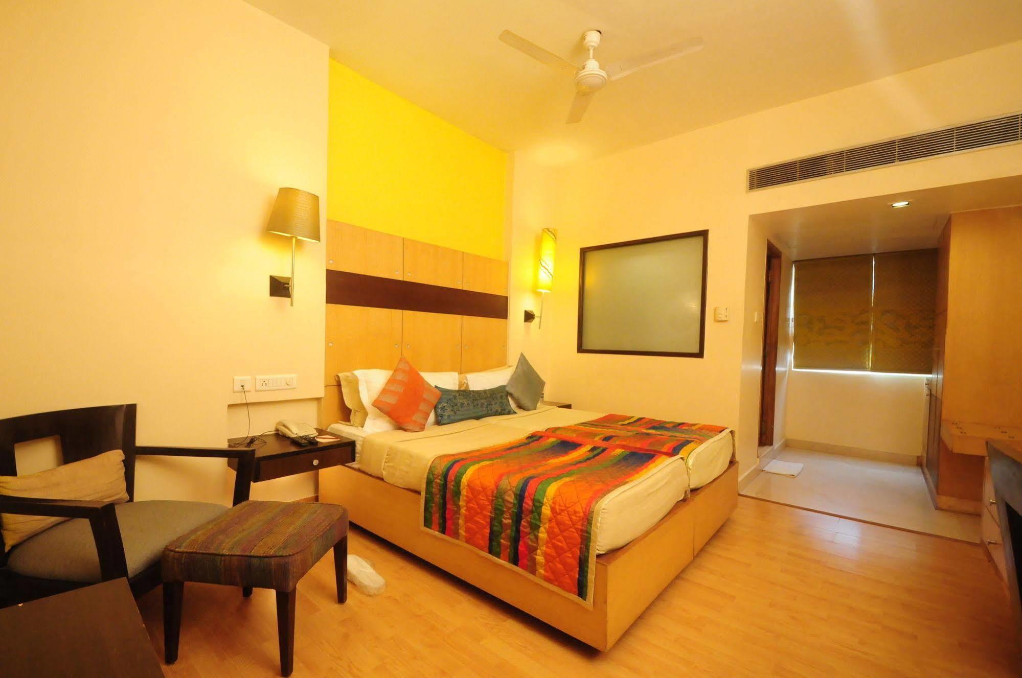 ​Justa Hyderabad Hotel Buitenkant foto