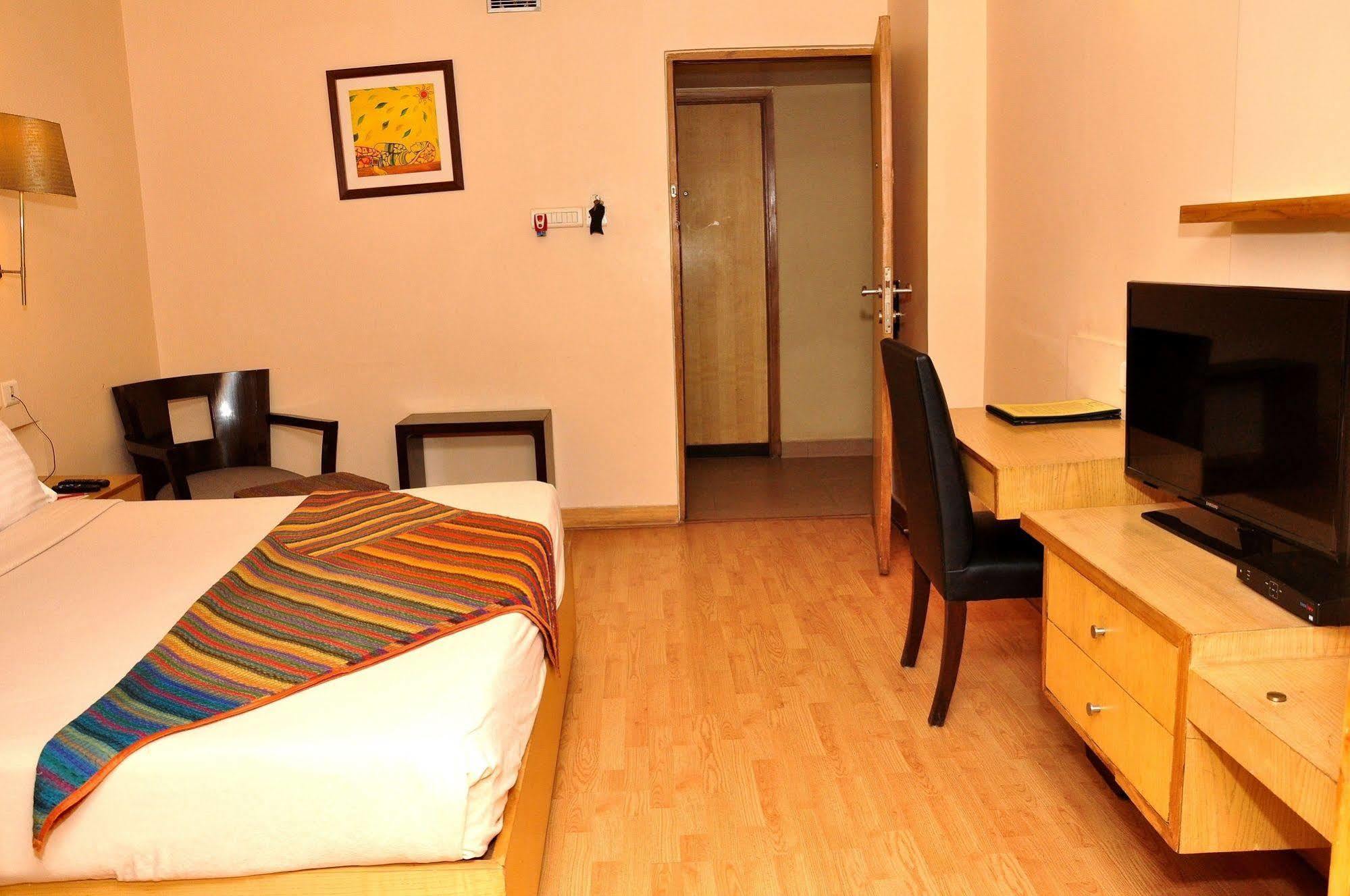​Justa Hyderabad Hotel Buitenkant foto