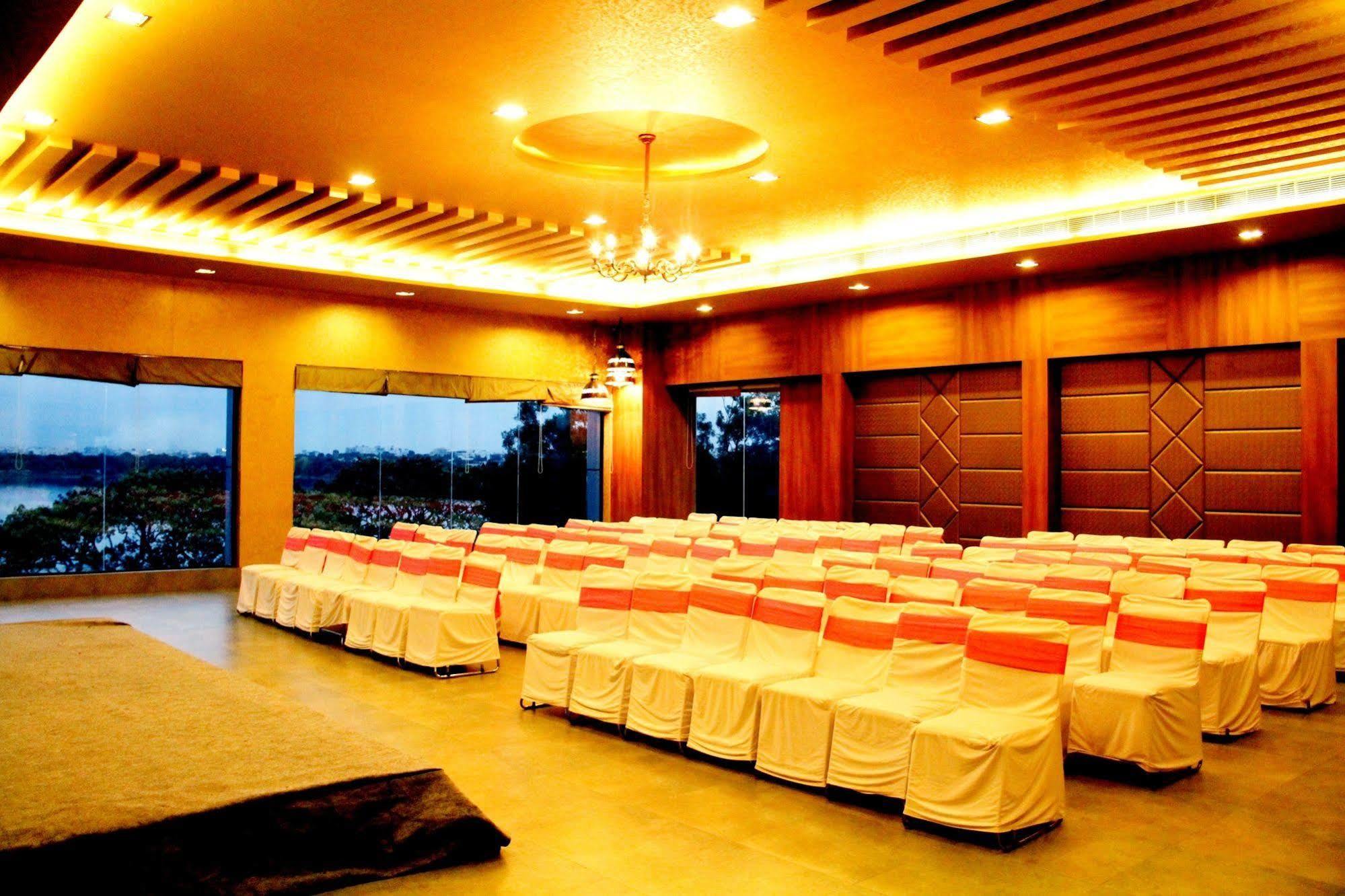 ​Justa Hyderabad Hotel Buitenkant foto